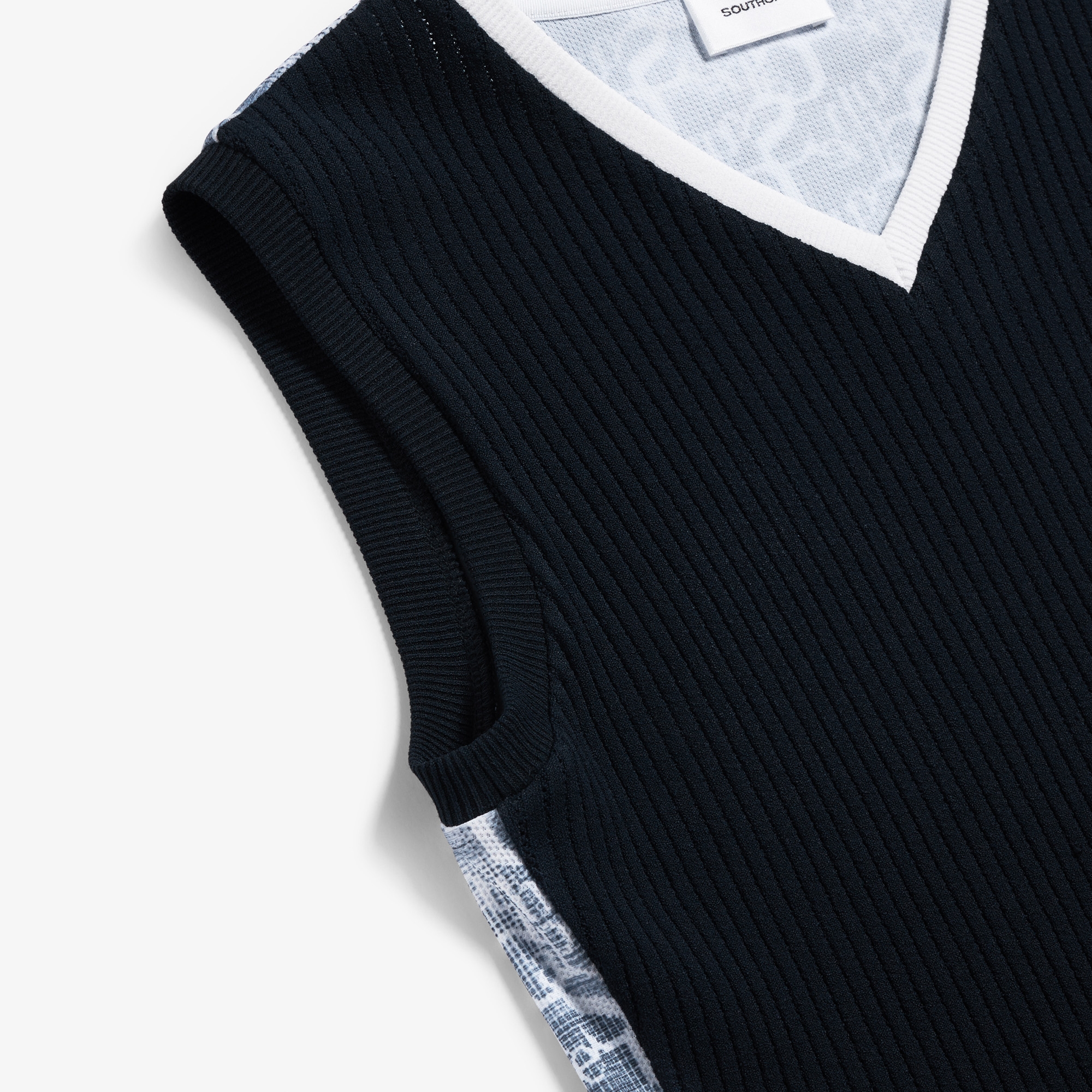 Logo Flow V-Neck Sleeveless_NA