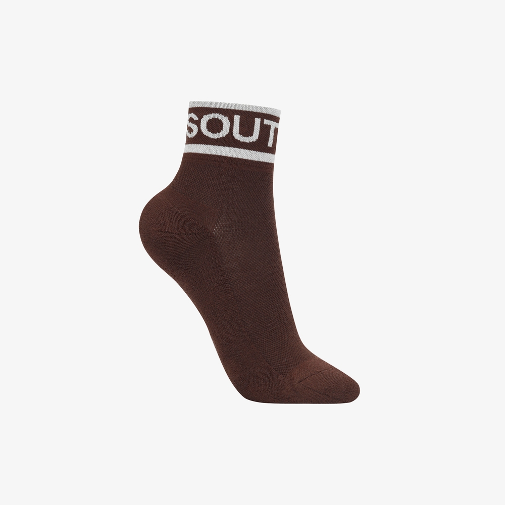 Color Contrast Logo Lettering Crew Socks_DW